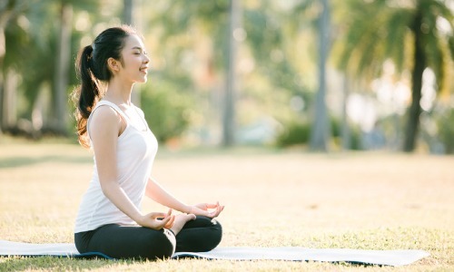 深呼吸や瞑想、ヨガ