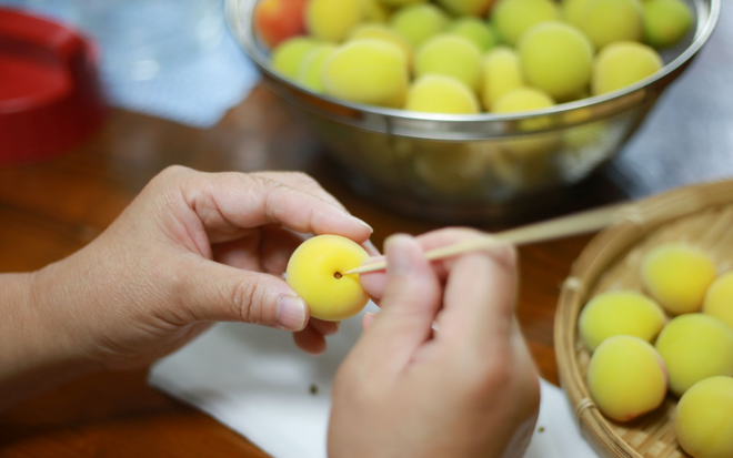 ヘタの黒い部分は竹串などで取り除きます