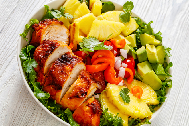 高たんぱく質の食事に新鮮なパイナップル