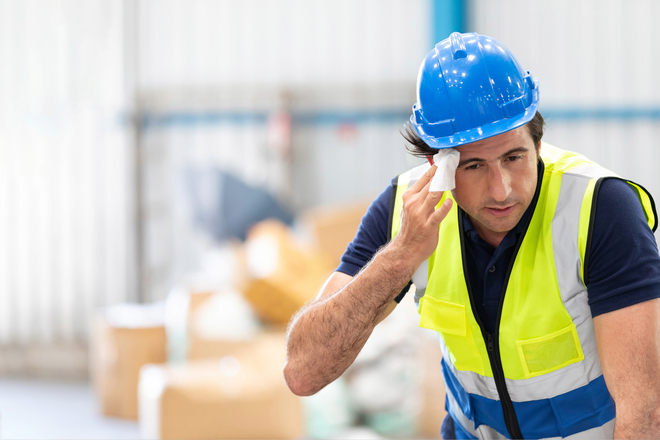 屋外で作業する人