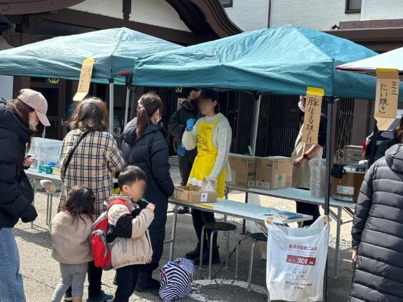 メインの写真と上記写真：2024年3月24日(日)に輪島市で開催した出張こども食堂の様子　※こどもの日イベント同会場