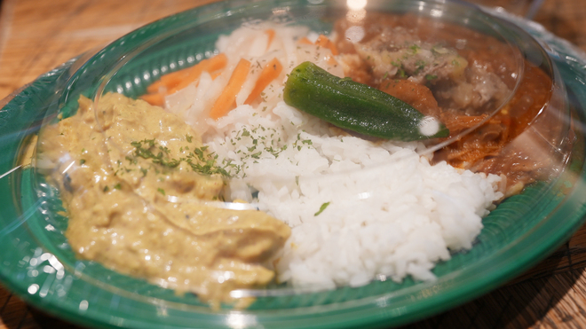 スリランカ風チキンとジャガイモのあいがけカレー 