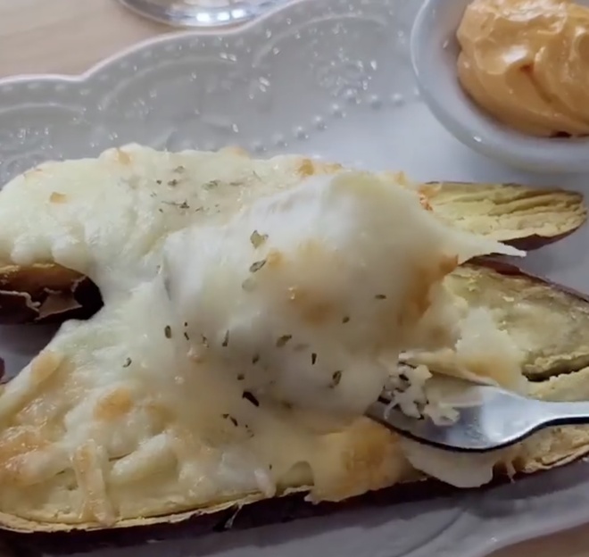 チーズをかけた焼きさつまいも