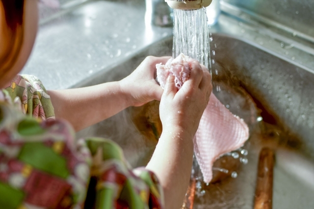料理や片付けなどを一緒に行う
