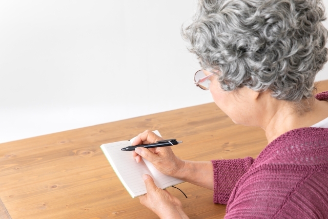 加齢により脳も軽くなり、認知機能の低下に影響