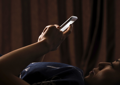 ブルーライトは肌や目にダメージを与えるって本当？！