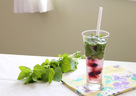 夏にぴったり！ レモンバームのベリードリンクの作り方