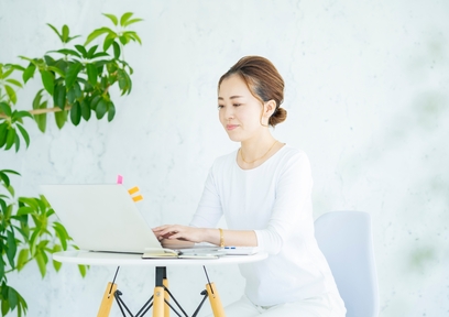 リモートワークで座ってばかりで起きる身体の不調とは？