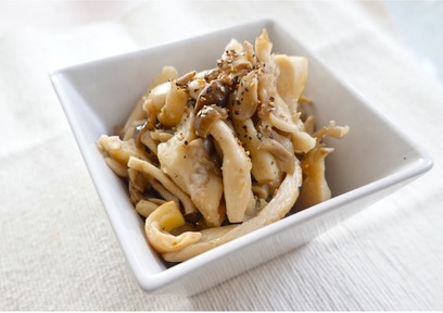 きのこソテーのヒハツ塩レモン