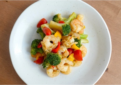 海老と彩野菜のヒハツガーリック炒め