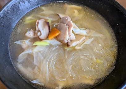 体が温まる鶏肉を使ったヒハツ風味の春雨スープ